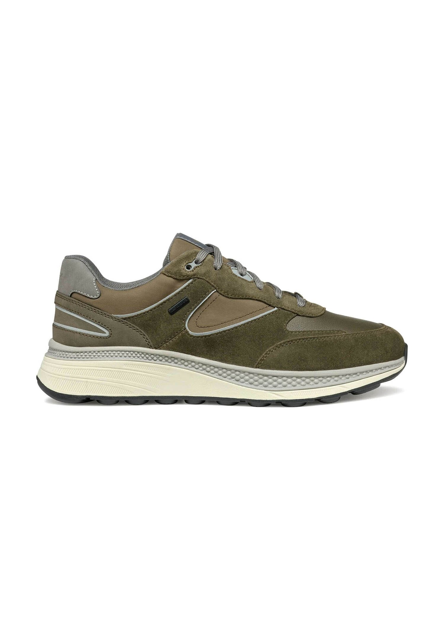 Dunkelolivgrüner Sneaker aus Wildleder und Leder, mit grauen Akzenten, einer strukturierten Zwischensohle und einer profilierten Gummiaußensohle.