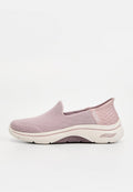 Hellrosa Slip-On-Sneaker mit atmungsaktivem Mesh-Obermaterial, gepolsterter weißer Sohle und "Skechers Slip-Ins"-Label an der Ferse.