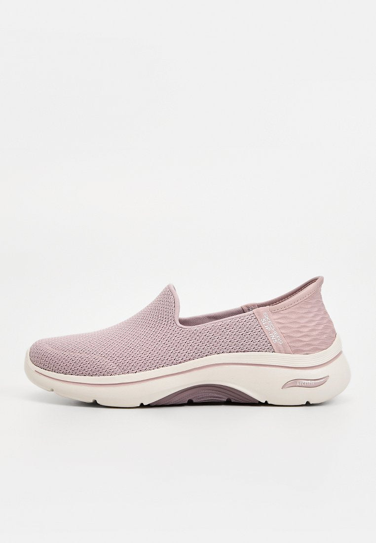 Hellrosa Slip-On-Sneaker mit atmungsaktivem Mesh-Obermaterial, gepolsterter weißer Sohle und "Skechers Slip-Ins"-Label an der Ferse.