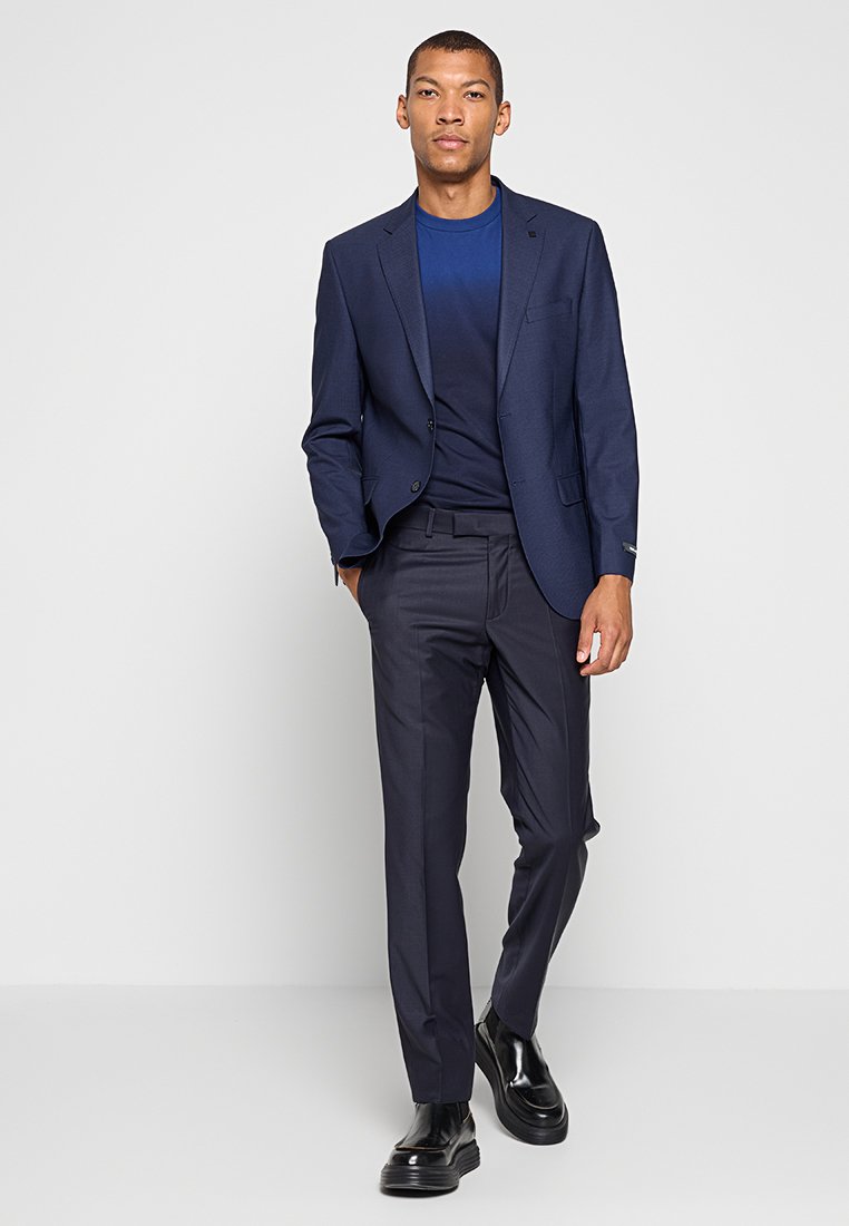 REGULAR FIT Media 2