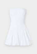Weißes trägerloses Kleid mit gerafftem Oberteil und ausgestellt Rock. Hergestellt aus leichtem Baumwollstoff, hat es eine glatte Textur und einen lässigen Schnitt.