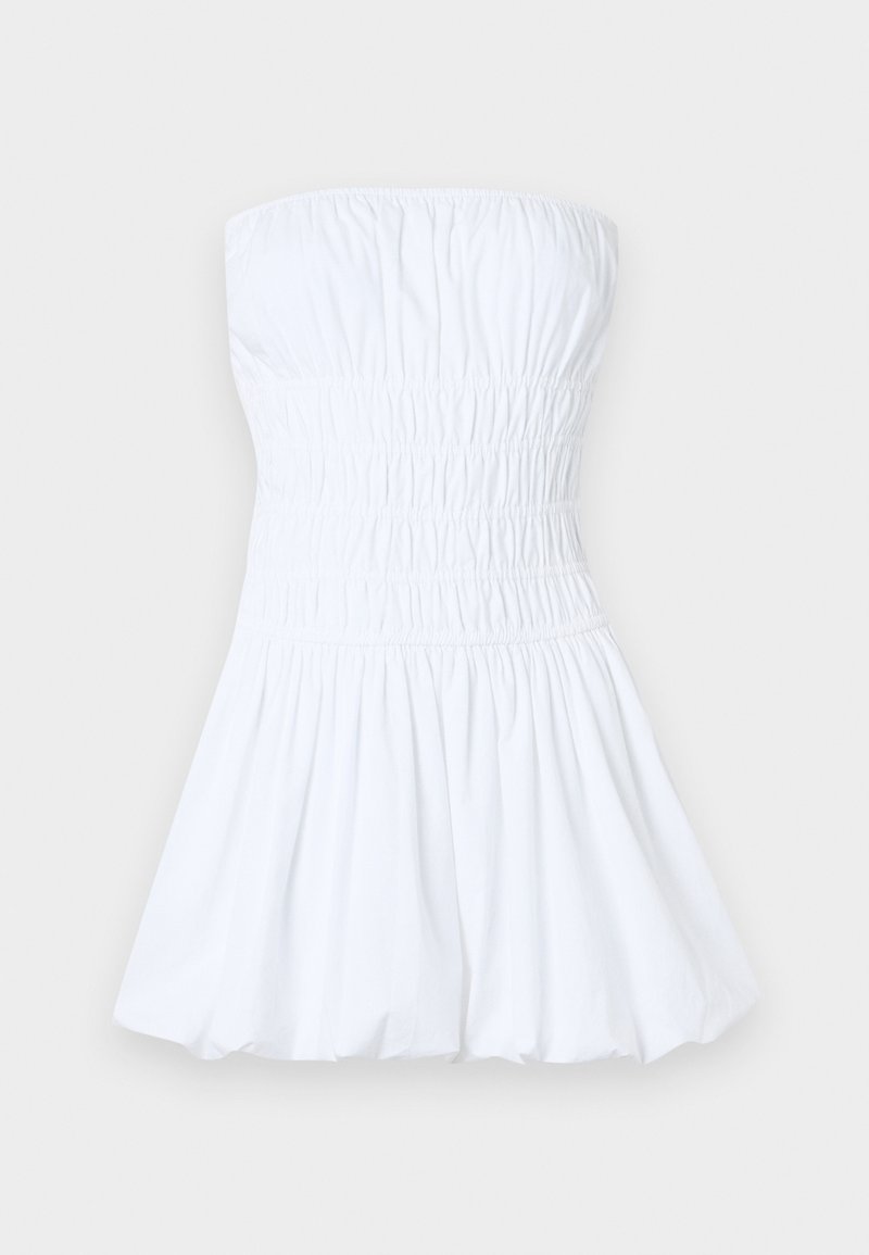 Weißes trägerloses Kleid mit gerafftem Oberteil und ausgestellt Rock. Hergestellt aus leichtem Baumwollstoff, hat es eine glatte Textur und einen lässigen Schnitt.