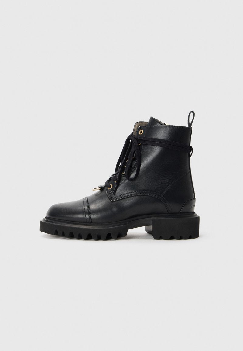 Schwarze Lederstiefelette mit runder Zehenpartie, robuster Gummisohle, Schnürsenkeln und Zugschlaufe; ausgestattet mit goldenen Ösen und genähten Details.