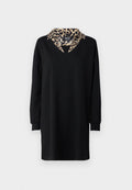 Schwarzes Kleid mit V-Ausschnitt und langen Ärmeln, mit einem Kragen im Leopardenmuster. Aus weichem Stoff gefertigt, hat es eine lockere Silhouette.