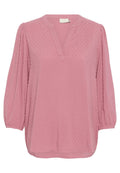 Helle rosa Bluse mit V-Ausschnitt, langen Puffärmeln und strukturiertem gepunktetem Stoff. Abgerundeter Saum und dezente Nähedetails.