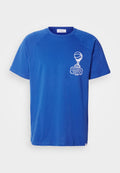 Blaues Baumwoll-T-Shirt mit kurzen Ärmeln, Raglan-Design, mit einem weißen Basketballpokal-Grafik und Text auf der Vorderseite. Weiche Textur.