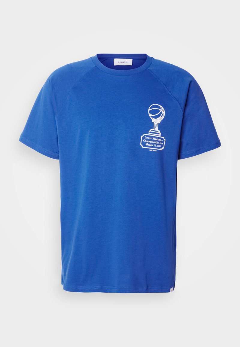 Blaues Baumwoll-T-Shirt mit kurzen Ärmeln, Raglan-Design, mit einem weißen Basketballpokal-Grafik und Text auf der Vorderseite. Weiche Textur.
