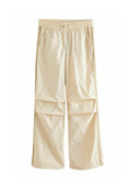 Beige weit geschnittene Hose aus leichtem Stoff, mit elastischem Bund, verstellbarem Kordelzug und seitlichen Taschen. Strukturierte Oberfläche.