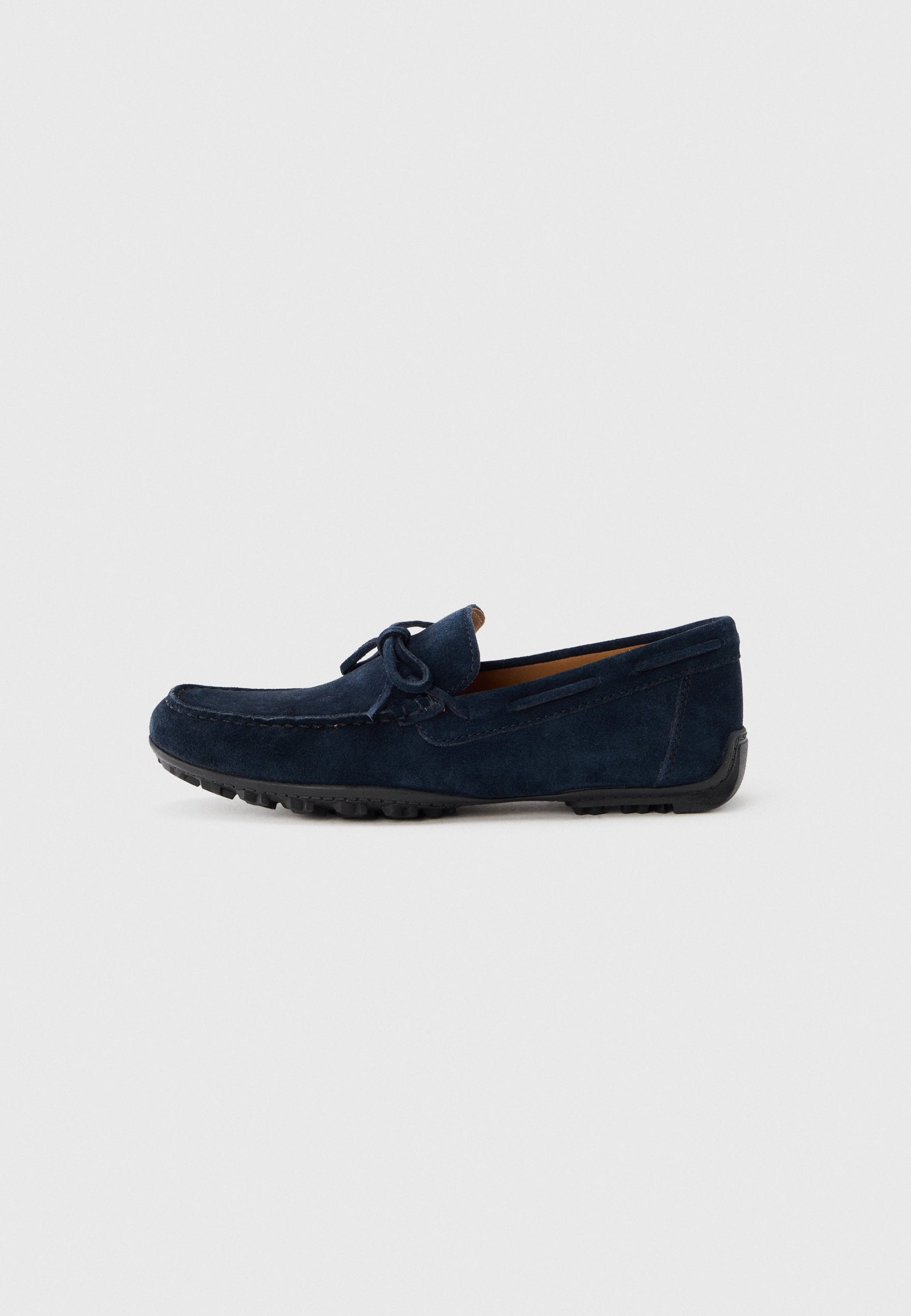 Marineblaue Slip-On-Schuhe aus Wildleder mit abgerundetem Zehenbereich, Schnürsenkelakzent und Gummisohle. Verfügt über Ziernähe entlang der Seiten.