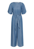 Denim-Overall in Hellblau, mit rundem Ausschnitt, kurzen ausgestellten Ärmeln, einem gebundenen Taillengürtel und weitem Beinabschluss. Glatte Textur.