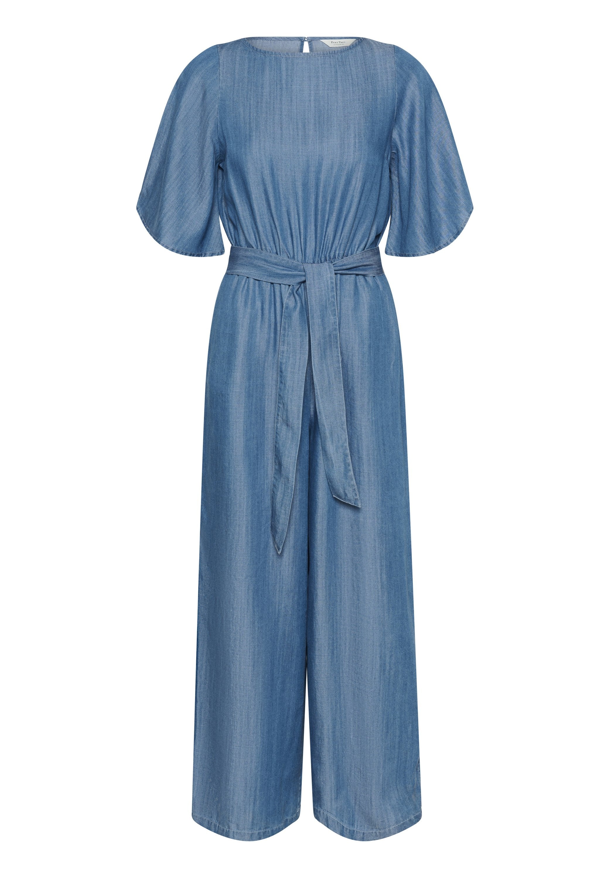 Denim-Overall in Hellblau, mit rundem Ausschnitt, kurzen ausgestellten Ärmeln, einem gebundenen Taillengürtel und weitem Beinabschluss. Glatte Textur.