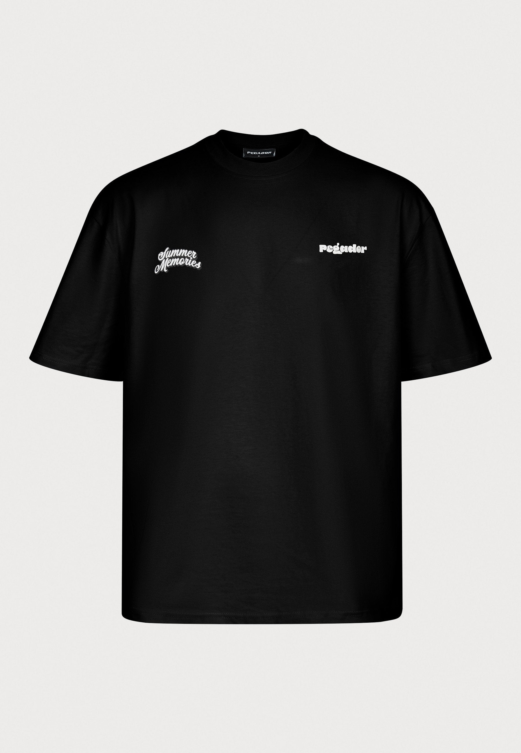 Schwarzes Baumwoll-T-Shirt mit kurzen Ärmeln. Mit dem Kontrasttext "Sommererinnerungen" und "Pegador" in Weiß. Lässige, lockere Passform.