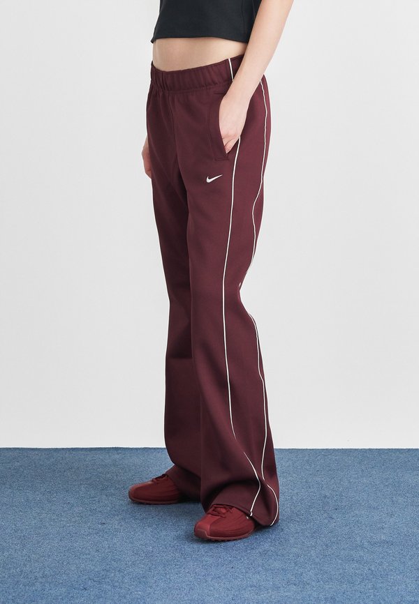 Nike Sportswear Tracksuit bottoms - burgundy crush