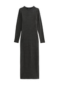 Graues, geripptes Langarmkleid mit Rundhalsausschnitt, das eine figurbetonte Silhouette hat und bis zu den Knöcheln reicht, aus einem dehnbaren Strickmaterial gefertigt.