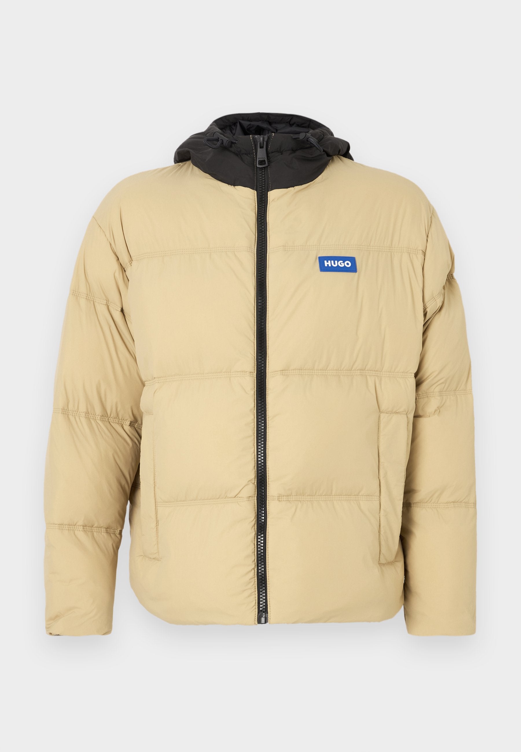 Beige gepolsterte Jacke mit schwarzer Kapuze, Frontreißverschluss und Logodetail. Verfügt über eine gesteppte Textur und zwei Seitentaschen.