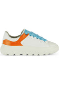 Weiße Ledersneaker mit orangefarbenen und hellblauen Akzenten, strukturiertem, gepolstertem Zungenbereich und einer klobigen, weißen Sohle mit abgerundeten Stollen.