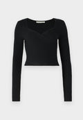 Schwarzes Cropped Top mit langen Ärmeln, ausgestattet mit gerippter Textur und einem überkreuzten Design an der Vorderseite. Glatte Stoffqualität, minimalistischer Stil.