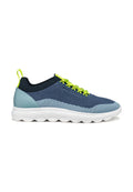 Marinefarbene Mesh-Sneaker mit strukturiertem Obermaterial, hellblauen Akzenten, neongelben Schnürsenkeln und einer weißen Sohle mit Wellenmuster.