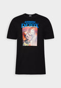 Schwarzes Baumwoll-T-Shirt mit einem grafischen Druck eines Hands, das eine Sprühdose hält, auffälligem blauen Text "ALTERNATIVE DETOX" und roten Akzenten.