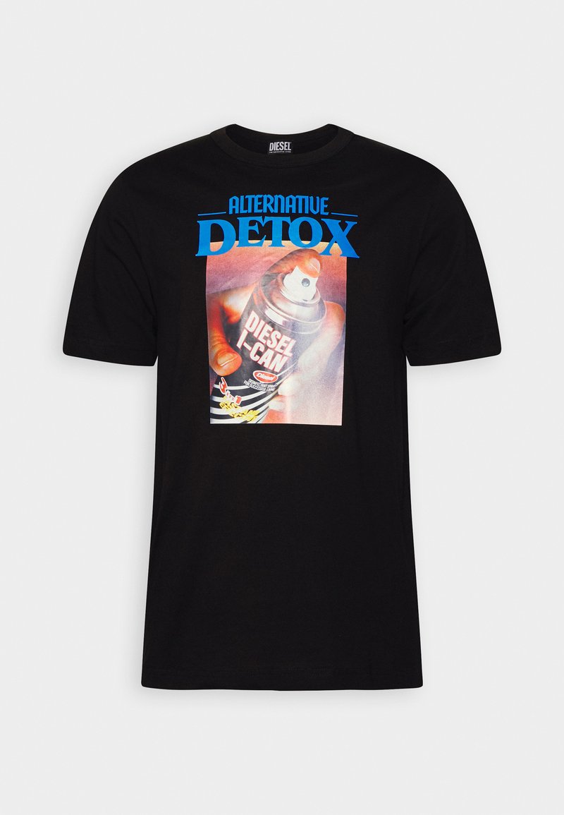 Schwarzes Baumwoll-T-Shirt mit einem grafischen Druck eines Hands, das eine Sprühdose hält, auffälligem blauen Text "ALTERNATIVE DETOX" und roten Akzenten.