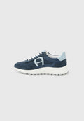 Marineblaue und hellblaue Sneaker mit weißer dicker Sohle und Schnürsenkeln, seitlichem Logodetail und gepolstertem Fersenkragen.