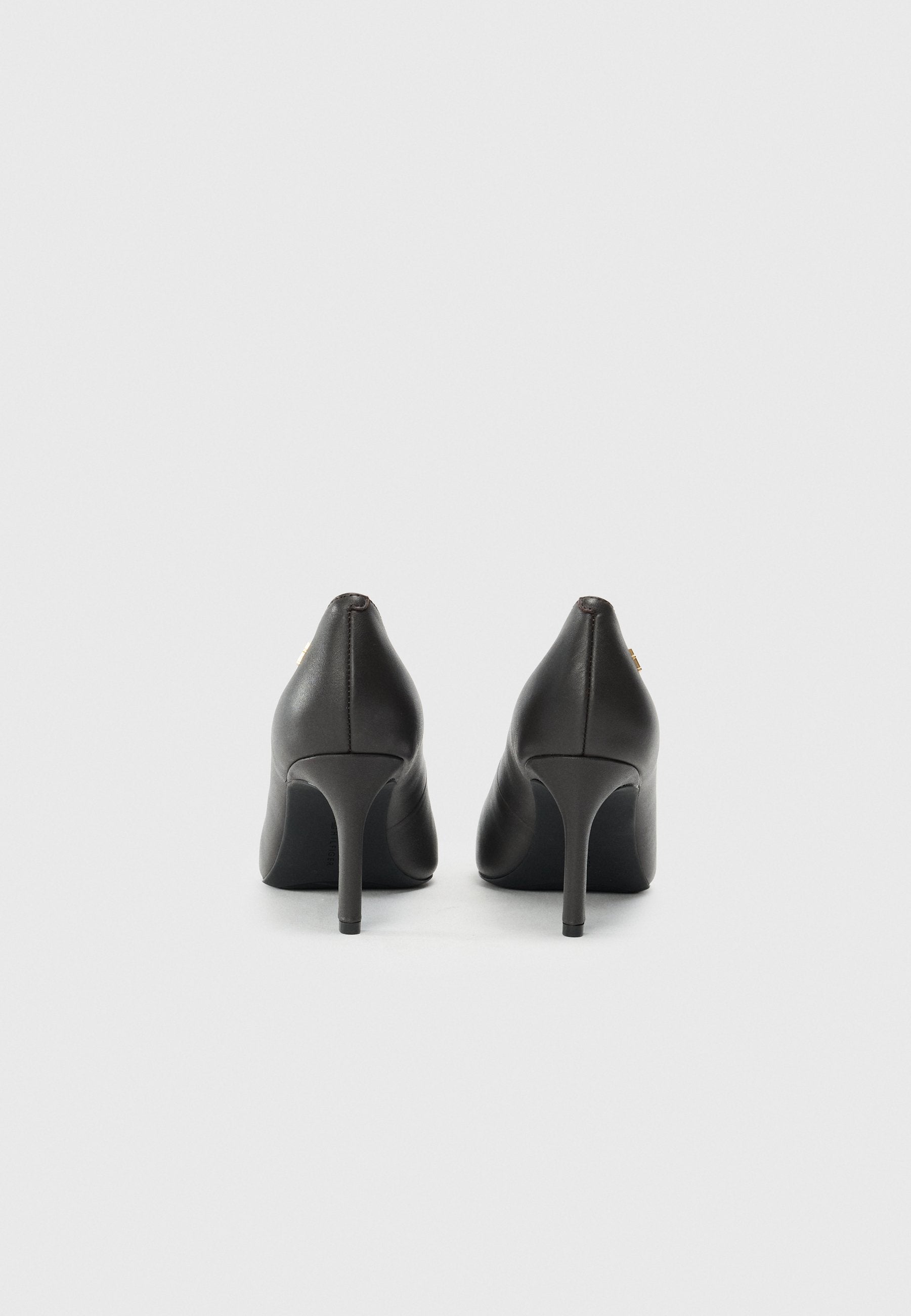 TH MONOGRAM PLAQUE LEATHER HIGH HEELS Media 3