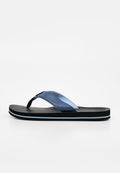 Einzelne schwarze und blaue Flip-Flop-Sandale mit dicker schwarzer Sohle und blauem Riemen vor einfachem weißem Hintergrund.