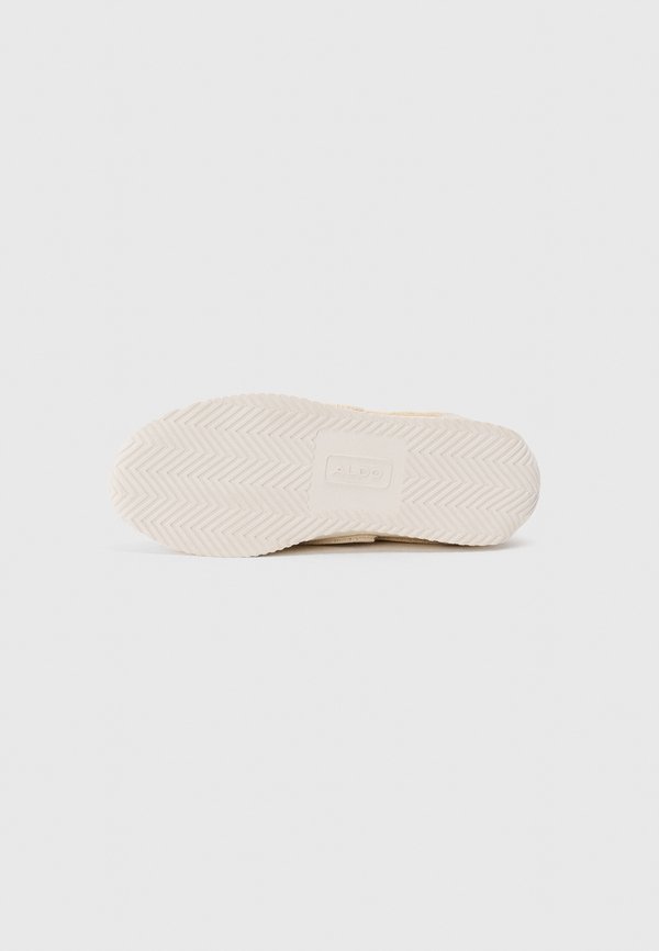 ALDO STRANGER THINGS PINEAPPLEPIZZA  PILLOW WALK
