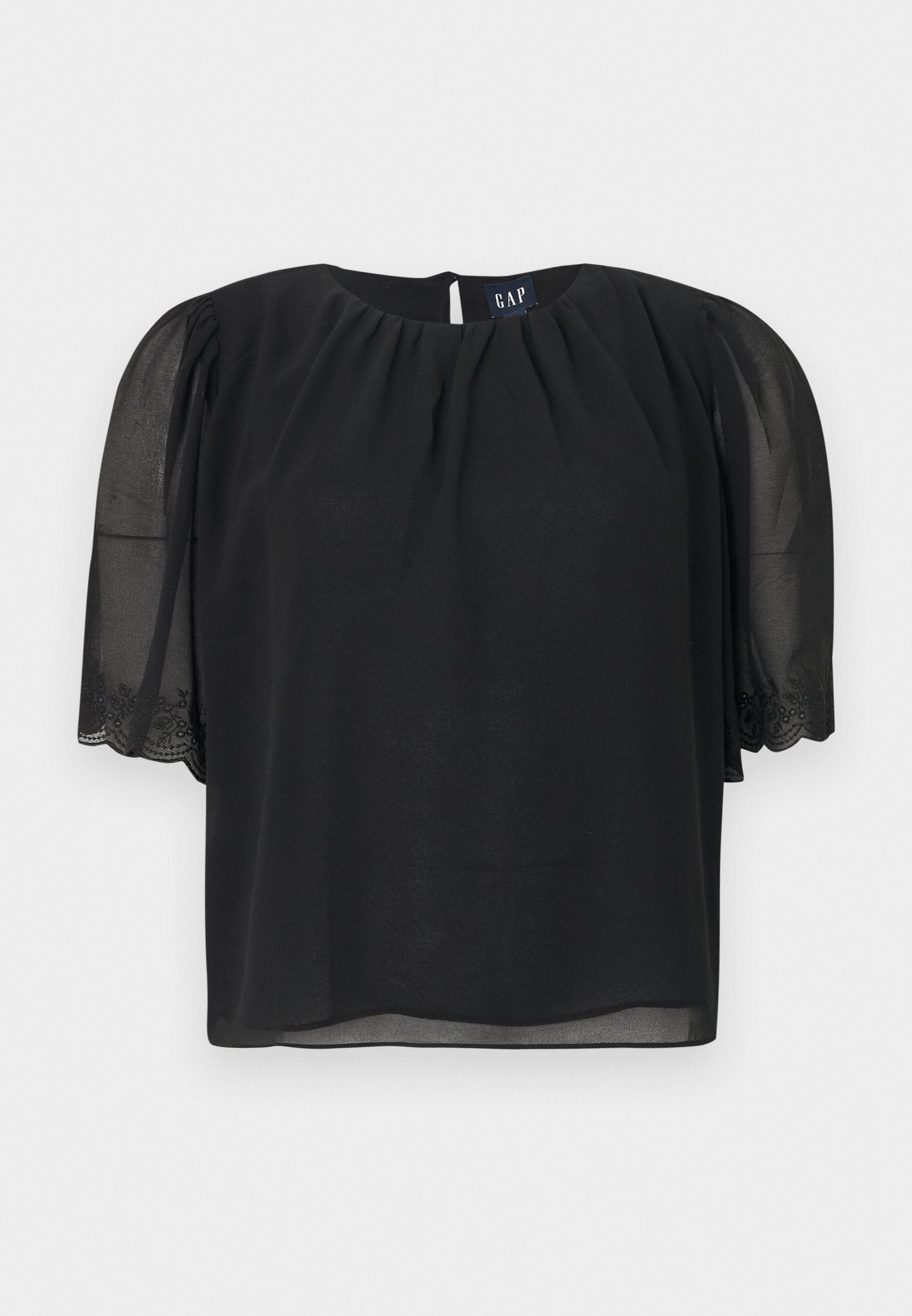 Schwarze Kurzarmbluse mit aufgepufften Chiffonärmeln und zarter Stickerei an den Manschetten, gerafftem Ausschnitt und GAP-Label auf der Rückseite.