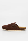 Brauner Wildleder-Slipper mit verstellbarem Schnallenriemen und beiger Sohle, entworfen für legere Trageweise und Komfort.