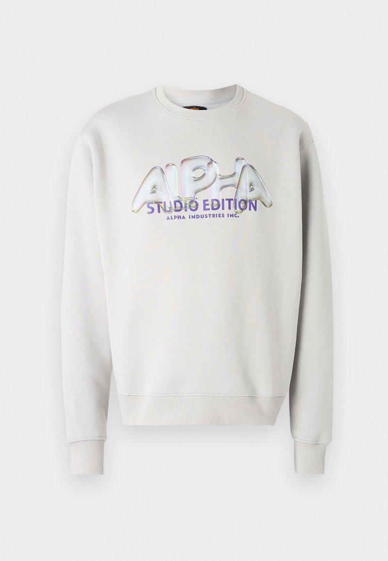 Hellgrauer Sweatshirt mit einem auffälligen, schillernden Drucklogo, das "ALPHA STUDIO EDITION" in Lila zeigt, und gerippten Bündchen und Kragen.