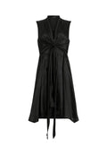 Schwarzes ärmelloses Kleid aus Satin mit einem gedrehten Frontdesign, fließendem Saum und zwei Stoffbindefäden an der Taille für eine verstellbare Passform.