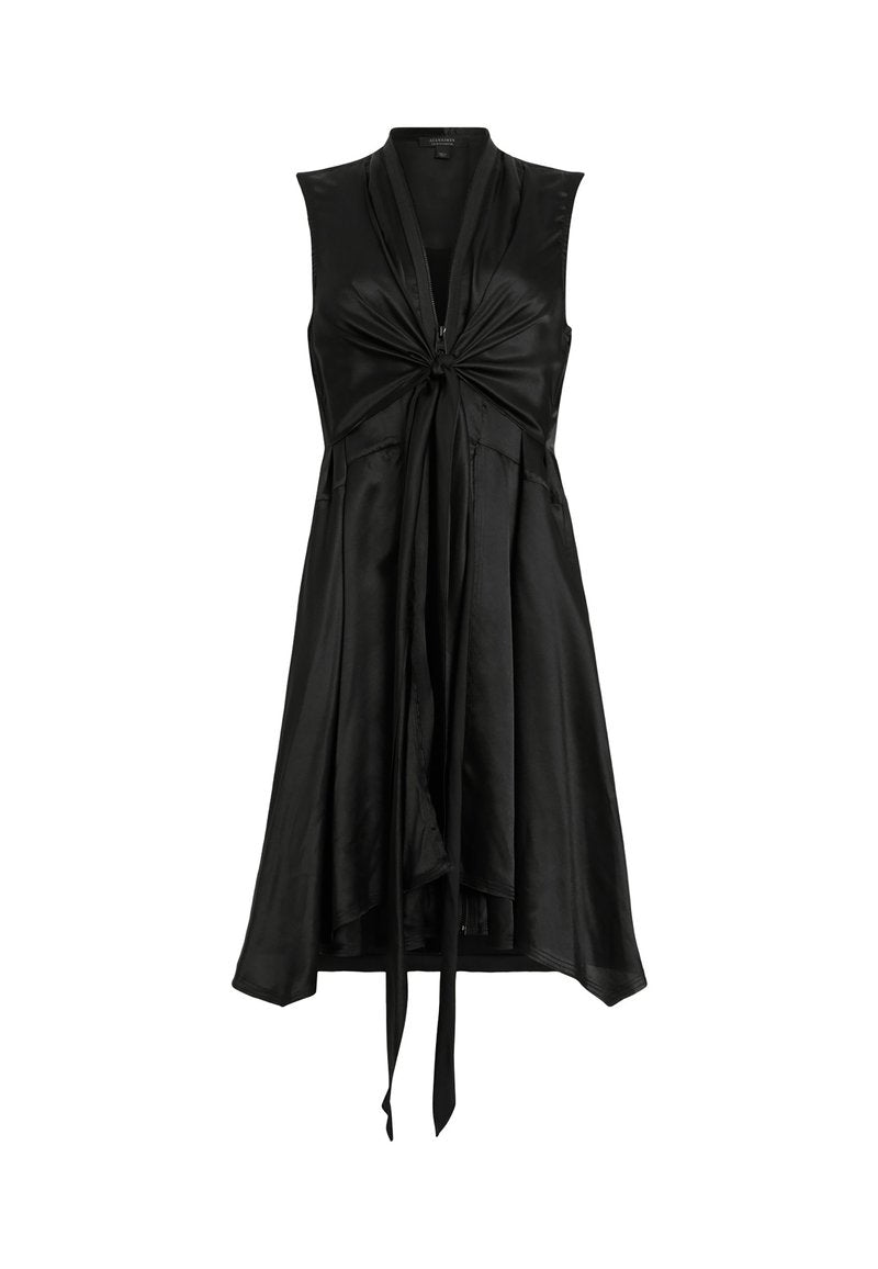 Schwarzes ärmelloses Kleid aus Satin mit einem gedrehten Frontdesign, fließendem Saum und zwei Stoffbindefäden an der Taille für eine verstellbare Passform.