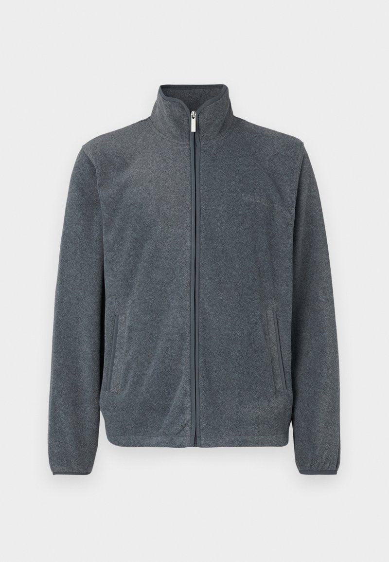 Graue Fleecejacke mit hohem Kragen, durchgehendem Reißverschluss und Seitentaschen. Glatte Textur mit lässigem Design und minimalen Details.