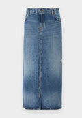 Demi-Midi-Rock aus Denim mit einem hellblauen zu dunkelblauen Farbverlauf, Vorderseite mit Verschluss und subtilen Used-Effekten am Saum. Rohe Kante am unteren Rand.