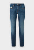 Dunkelblaue Jeans aus Denim mit einem leichten Verblassen, geradem Bein, fünf Taschen und kontrastierenden Nähdetails.