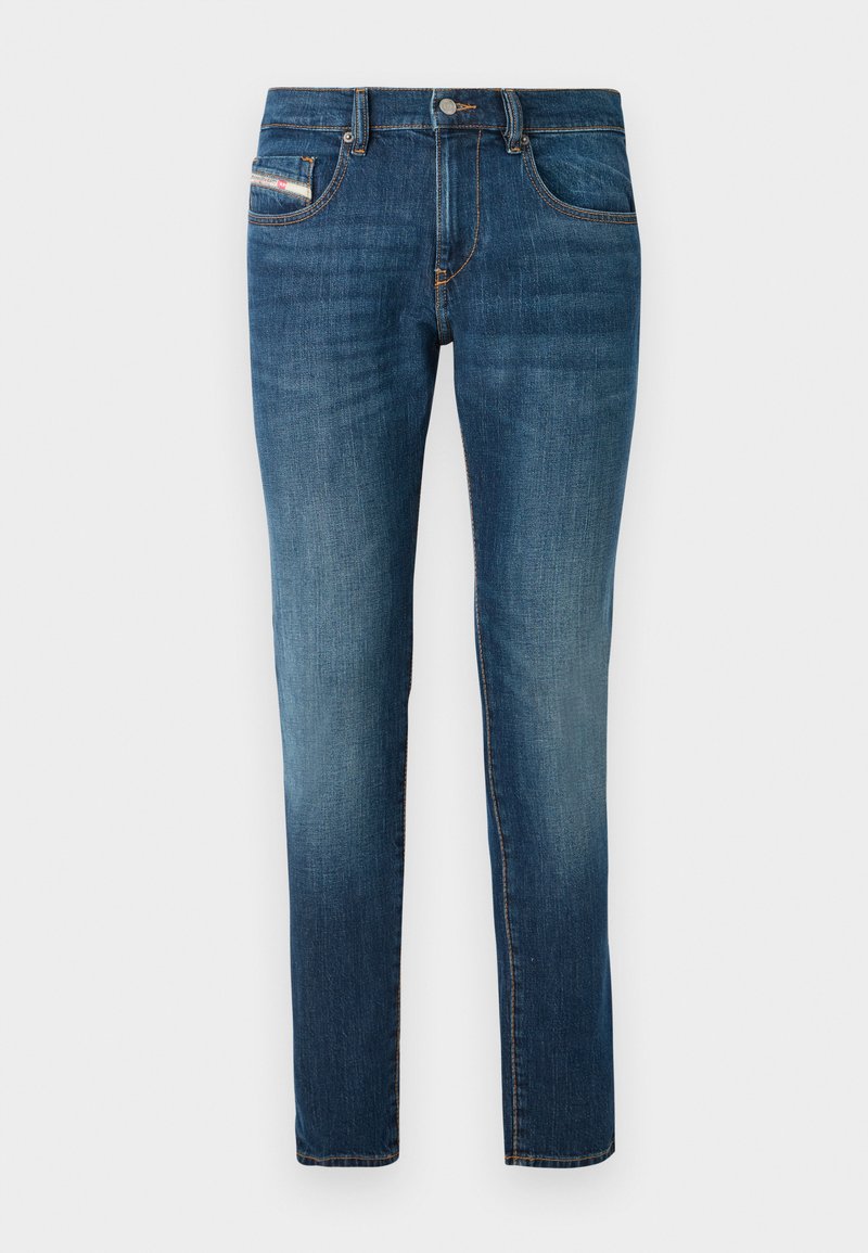 Dunkelblaue Jeans aus Denim mit einem leichten Verblassen, geradem Bein, fünf Taschen und kontrastierenden Nähdetails.