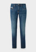 Dunkelblaue Jeans aus Denim mit einem leichten Verblassen, geradem Bein, fünf Taschen und kontrastierenden Nähdetails.