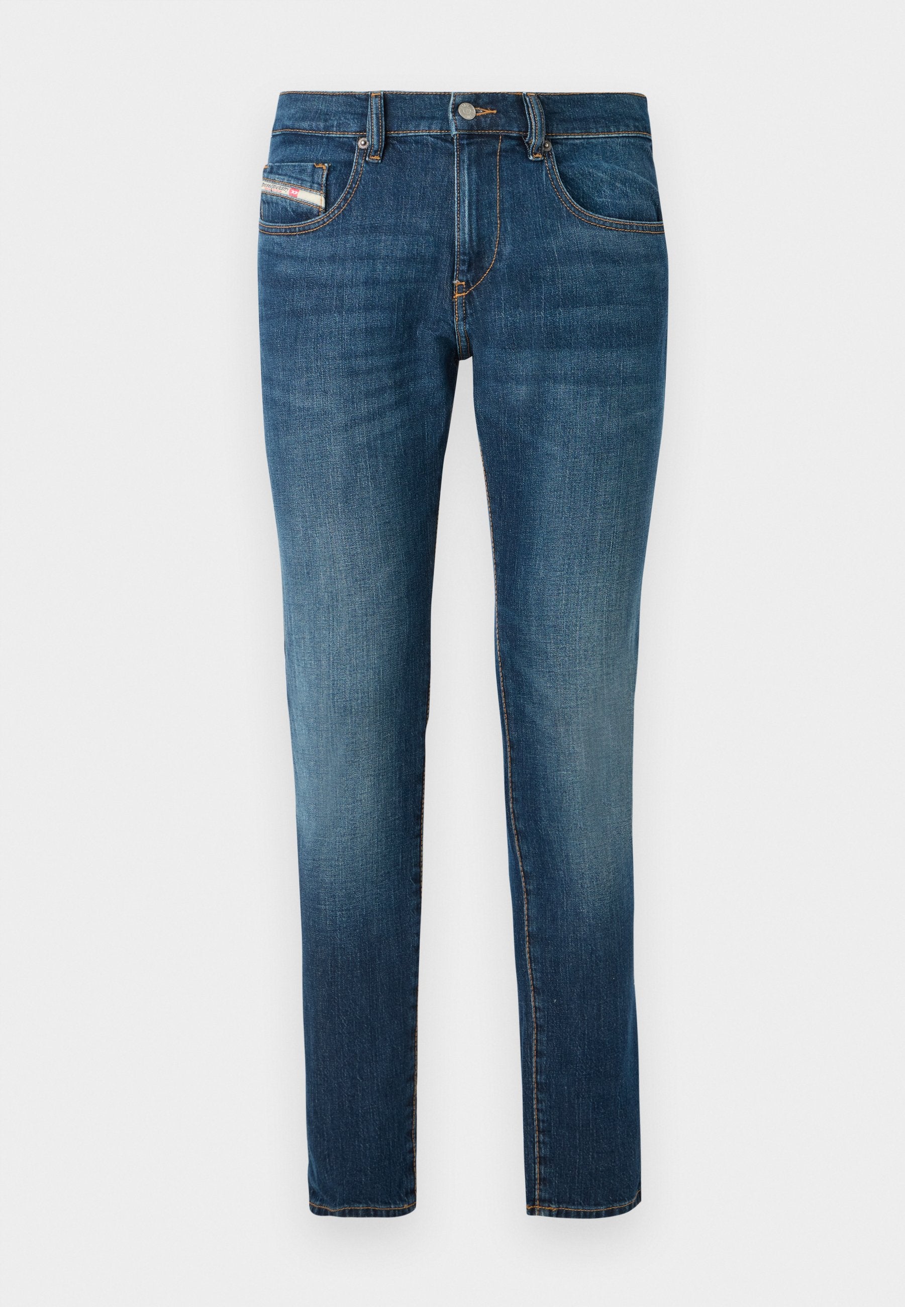 Dunkelblaue Jeans aus Denim mit einem leichten Verblassen, geradem Bein, fünf Taschen und kontrastierenden Nähdetails.