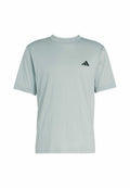 Hellblaues T-Shirt mit kurzen Ärmeln und Rundhalsausschnitt, links auf der Brust befindet sich ein schwarzes Logo. Hergestellt aus weichem Stoff mit glatter Textur.