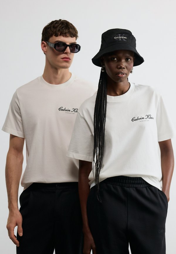 Calvin Klein Jeans 20S MARCH GRAPHIC SEASONAL FASHI - Print T-shirt - bright white