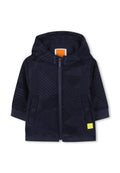 Marinefarbene Kapuzenjacke mit geometrischen Mustern, weichem Stoff, gerippten Bündchen und einem kleinen gelben Logopatch auf der linken Vorderseite.