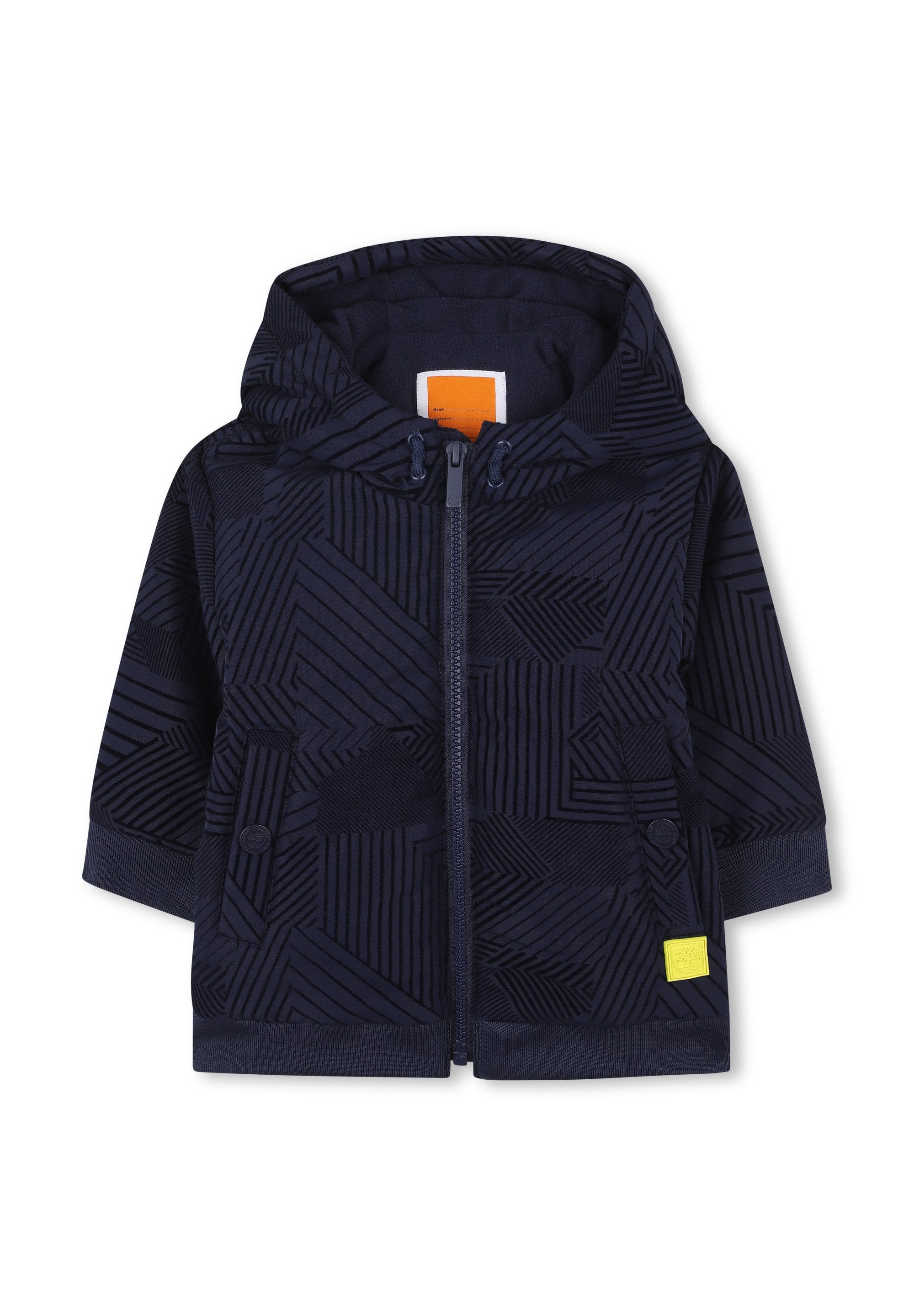 Marinefarbene Kapuzenjacke mit geometrischen Mustern, weichem Stoff, gerippten Bündchen und einem kleinen gelben Logopatch auf der linken Vorderseite.