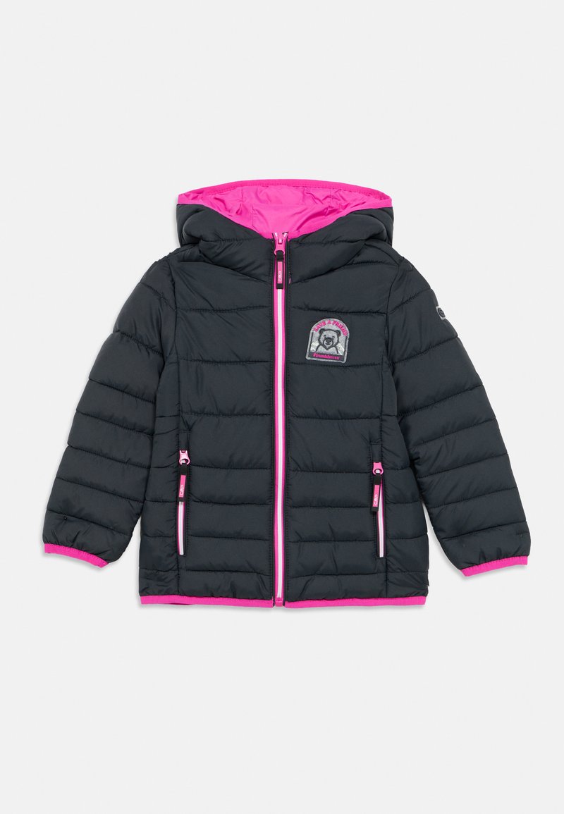 Schwarze gesteppte Jacke mit rosa Kapuze und Reißverschluss-Akzenten. Verfügt über einen Bären-Aufnäher auf der Brust und elastische Bündchen an den Ärmeln.