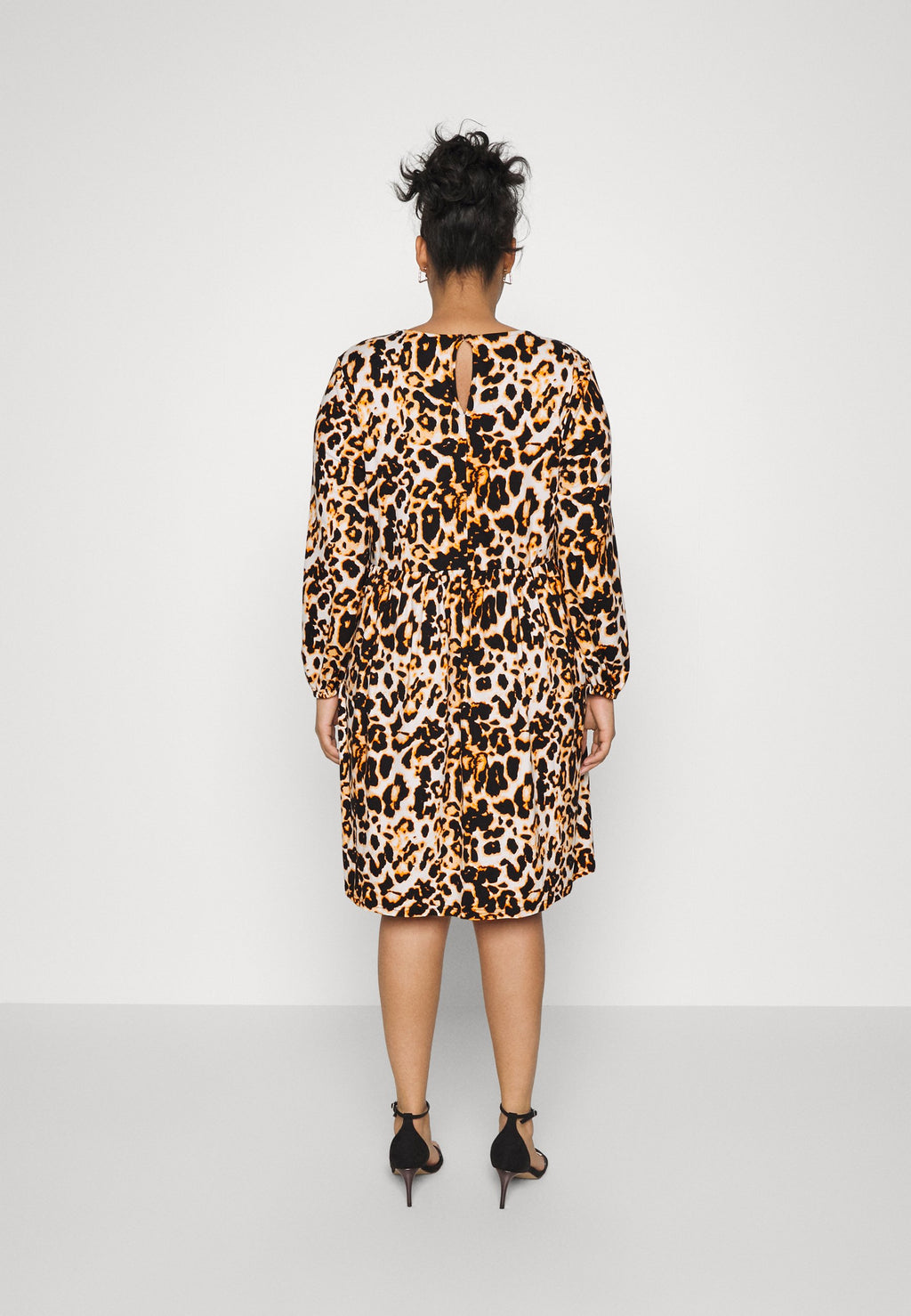 CARVILEA CUTLINE DRESS  Media 4