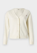 Cremfarbener Cardigan mit V-Ausschnitt, Knopfleiste, langen Ärmeln, gerippten Bündchen und Saum. Mit einem kleinen dreieckigen Logo auf der Brust.