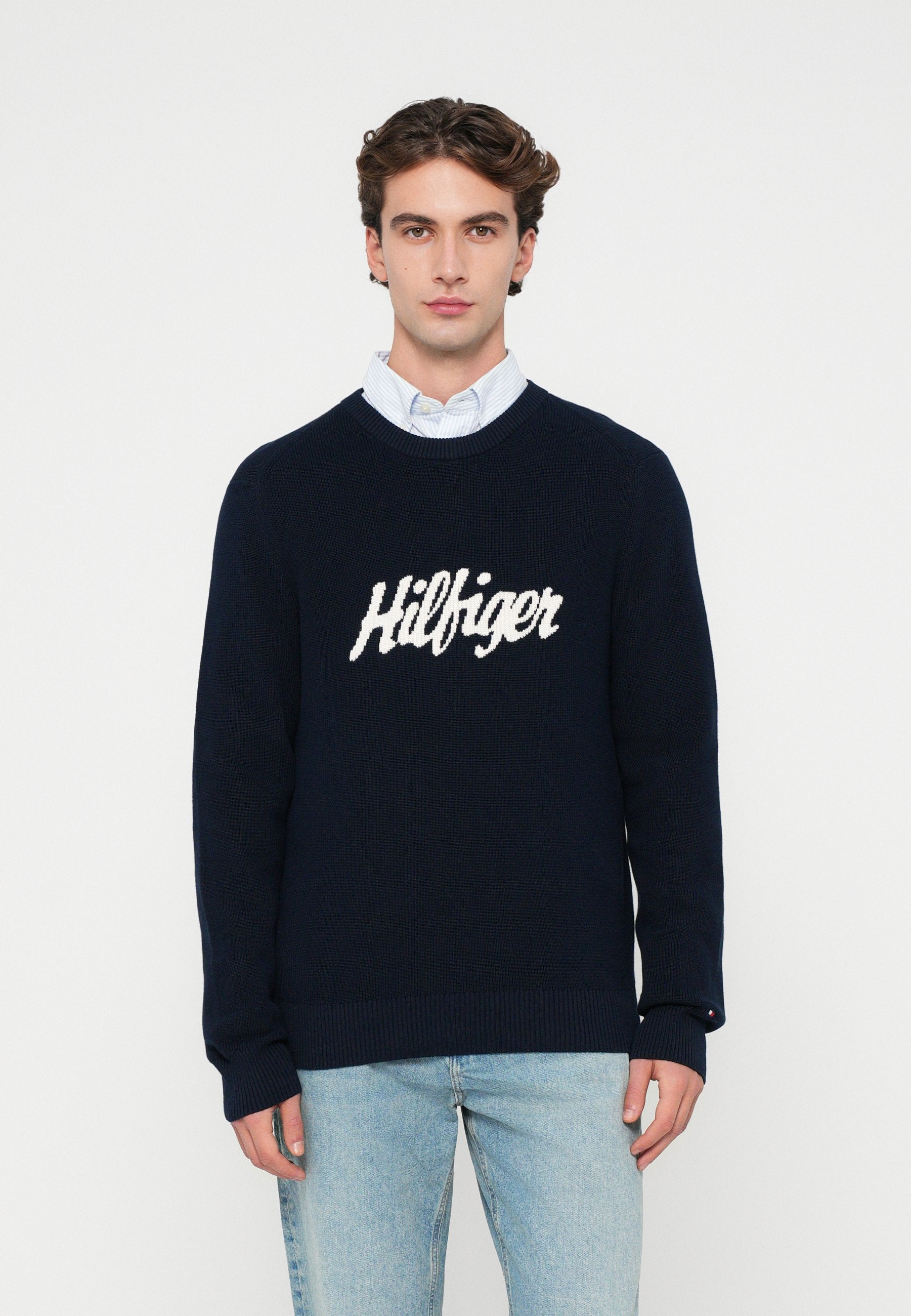 SEASONAL GRAPHIC C NECK Media 3