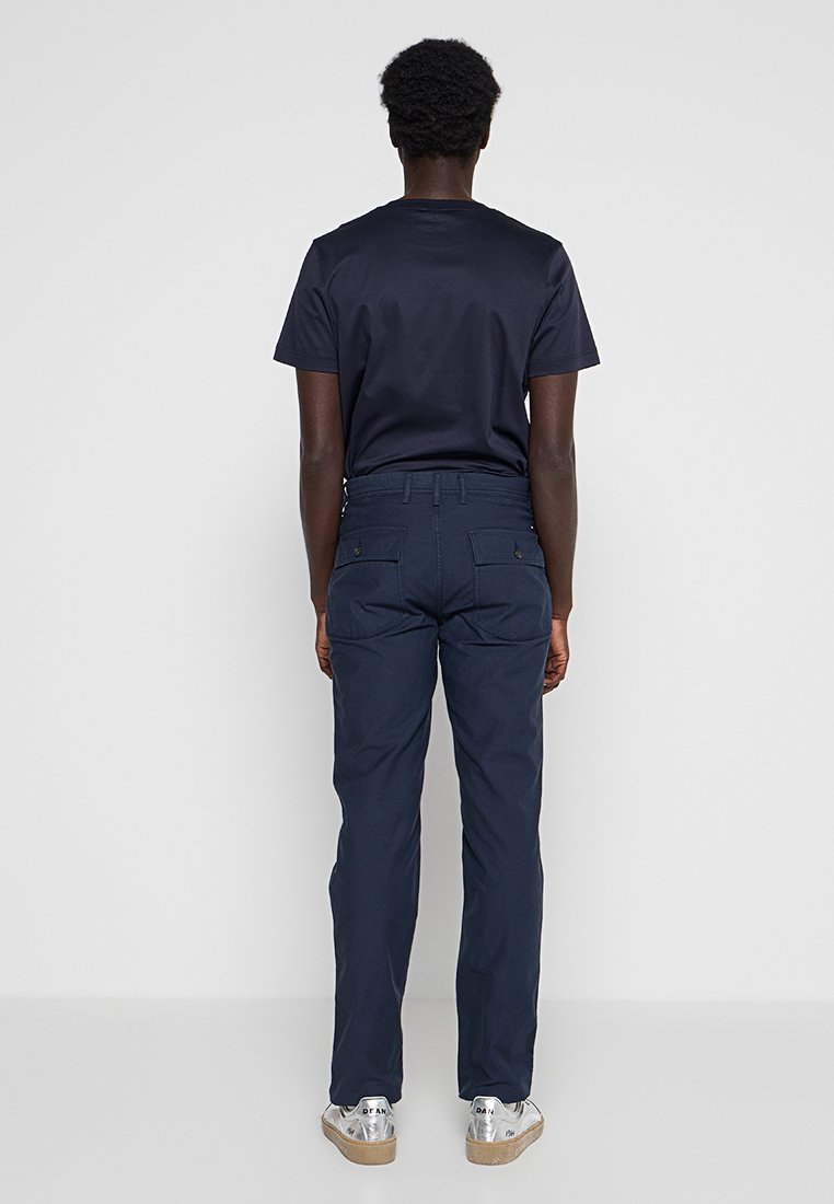 REGULAR FIT Media 3