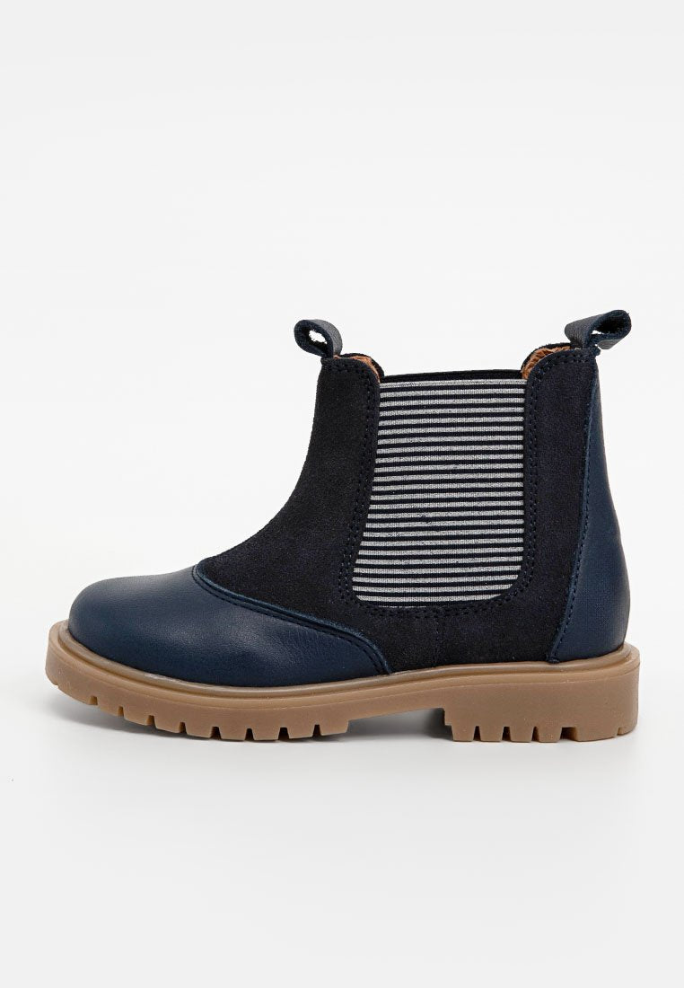 Marineblaue Chelsea-Boots mit elastischen, gestreiften Seiteneinsätzen, Zugschlaufen, strukturiertem, tanfarbenem Absatz und einer Kombination aus Wildleder und Leder.