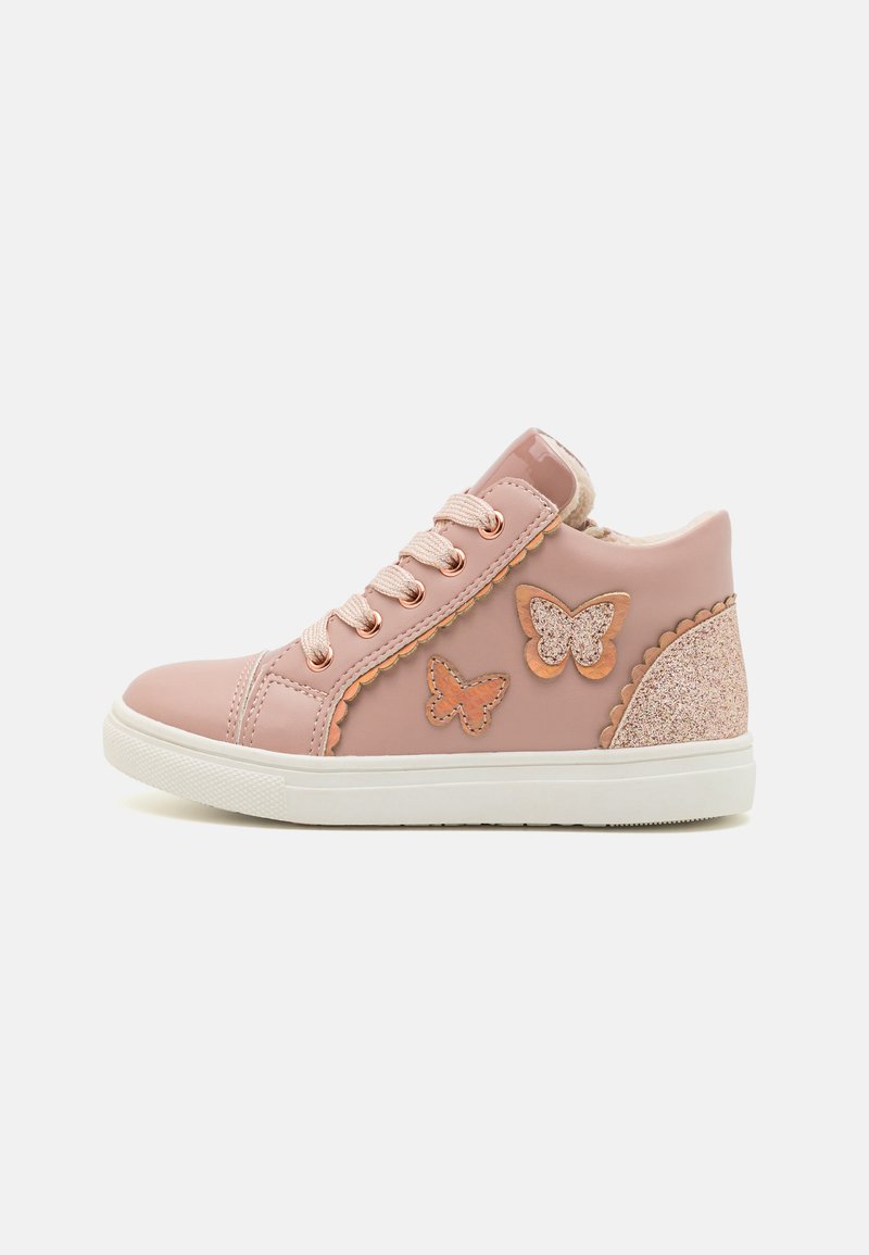 Rosa synthetische High-Top-Sneaker mit Schmetterlingsverzierungen, strukturierten Seitenpaneelen und beigen Schnürsenkeln auf einer weißen Gummisohle.